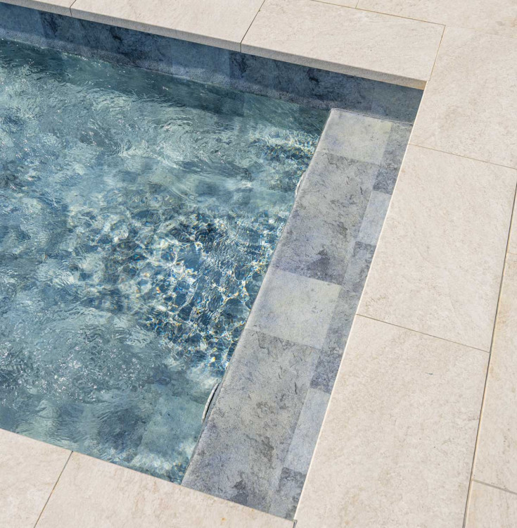 D&eacute;tail bassin avec membrane arm&eacute;e piscine design effet carreaux - rev&ecirc;tement contemporain haut de gamme