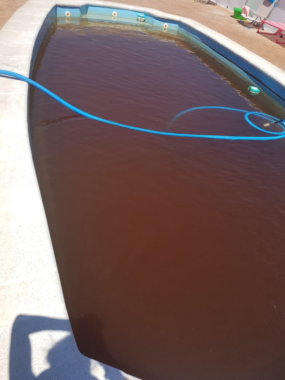eau marron couleur métallique due à la présence de métaux dans l'eau