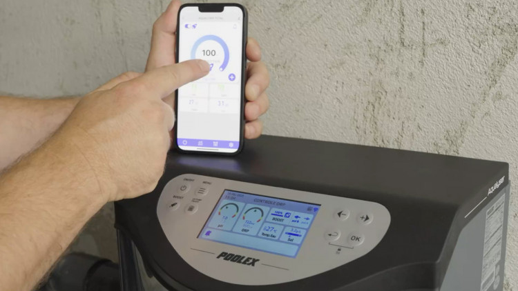 L'&eacute;lectrolyseur Poolex Aqualyser connect&eacute; &agrave; l'application Poolex Nexus pour la gestion intelligente de la piscine