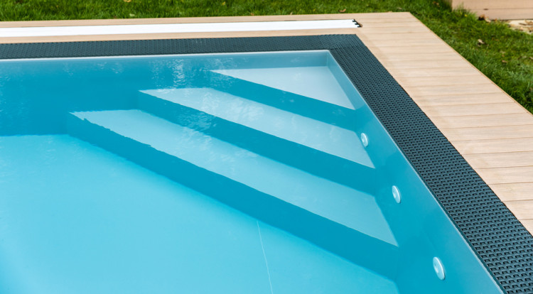 Piscine QBIG BENEFIT et grille de trop-plein X-FLOW