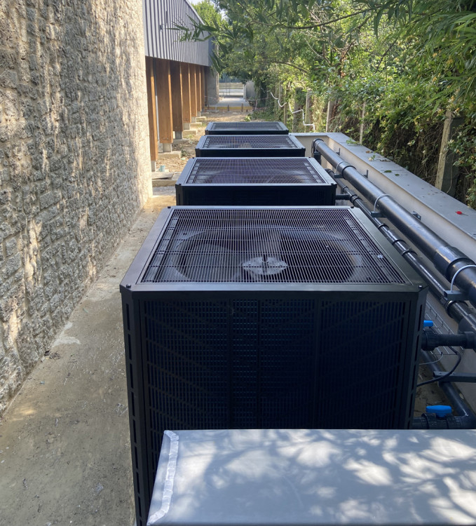 Installation des pompes à chaleur RAK Inverter à la piscine municipale de Gennes 