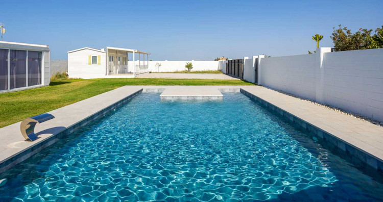 Piscine contemporaine avec rev&ecirc;tement piscine design en membrane arm&eacute;e CERAMICS EVOLVE 2 mm effet carreaux