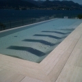 Una piscina che guarda verso il lago Maggiore