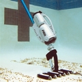 Curăţitor de piscine alimentat cu baterie pentru piscine comerciale
