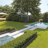 Jardín con piscina natural y muy confortable