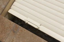Le (d&eacute;)verrouillage automatique ing&eacute;nieux de la couverture de piscine