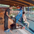 UNI KART, der erste Spezialkran mit Hebezug, ohne Motor und Hydrauliksystem, der Behinderte ins und aus dem Wasser hebt