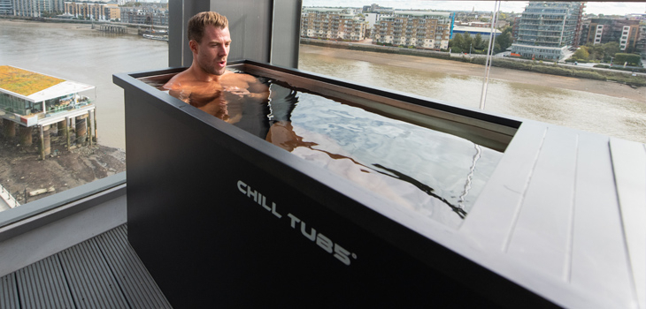 La recuperación muscular en un Chill Tub, apreciada por Bradley Simmonds.