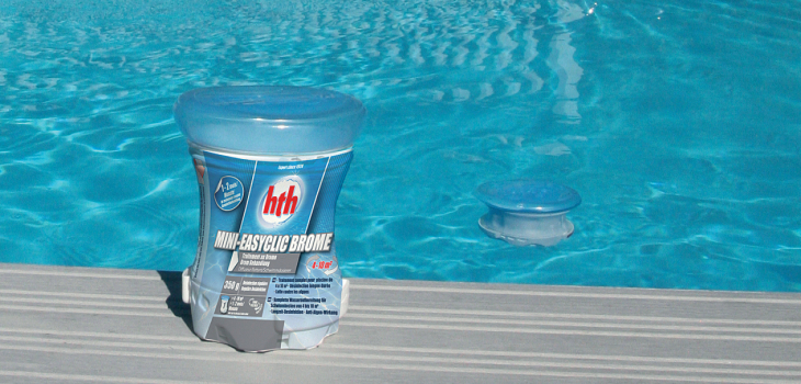 Flotteur hth® Mini-Easyclic Brome devant piscine
