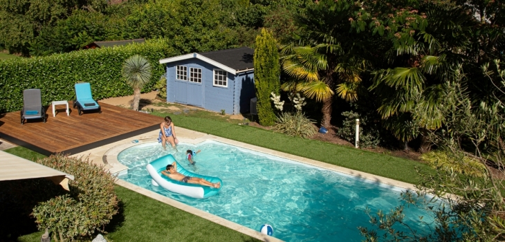 Escale, la terrasse mobile en aluminium thermolaqué et bois exotique securite piscine