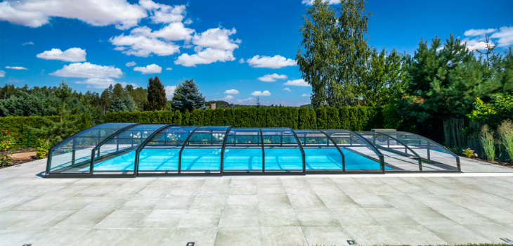 Piscine à débordement QBIG BENEFIT et abri Casablanca Infinity d'Albixon