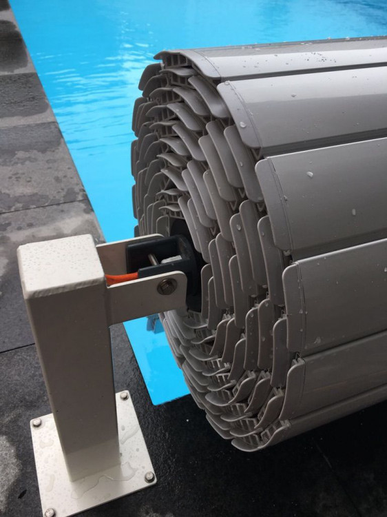 Pool cover actuated by a tubular electric motor Pool Cover Systems