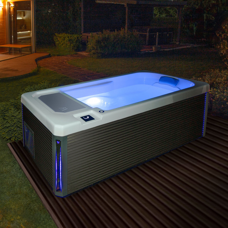 Iceland Cold Plunge Tub by night Wellis
