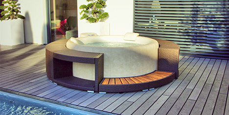 spa softub en situation pres de la piscine